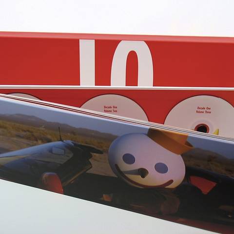 After+completing+two+international+design+analysis+projects+with+legendary+designer+Saul+Bass%2C+Jessica+Schulman+Edelstein+settled+in+for+a+17-year+stint+at+Chiat%2FDay+and+TBWA.+She+initially+worked+with+the+new+business+and+special+projects+department%2C+focused+on+perpetuating+the+creative+integrity+of+the+agency+and+its+overall+vision+worldwide.+In+this+capacity+she+was+also+director+of+all+pro+bono+work+for+arts-related+charities+and+led+the+development+of+the+agency%E2%80%99s+in-house+mentorship+program.+Edelstein%E2%80%99s+most+visible+agency+work+was+for+Apple.+As+the+lead+art+director+on+the+account%2C+she+was+responsible+for+the+look+and+feel+of+the+award-winning+%E2%80%9CThink+Different%E2%80%9D+campaign%2C+which+returned+Apple+to+its+creative%2C+innovative+and+philosophical+roots.+She+also+worked+on+Levi%E2%80%99s%2C+Nissan%2C+Taco+Bell%2C+Absolut+and+other+accounts.+Edelstein+taught+an+%E2%80%9CInside+the+Agency%E2%80%9Dclass+at+ArtCenter+and+runs+Project%2C+a+high-end+specialty+project+design+studio%2C+with+her+husband%2C+Andrew.