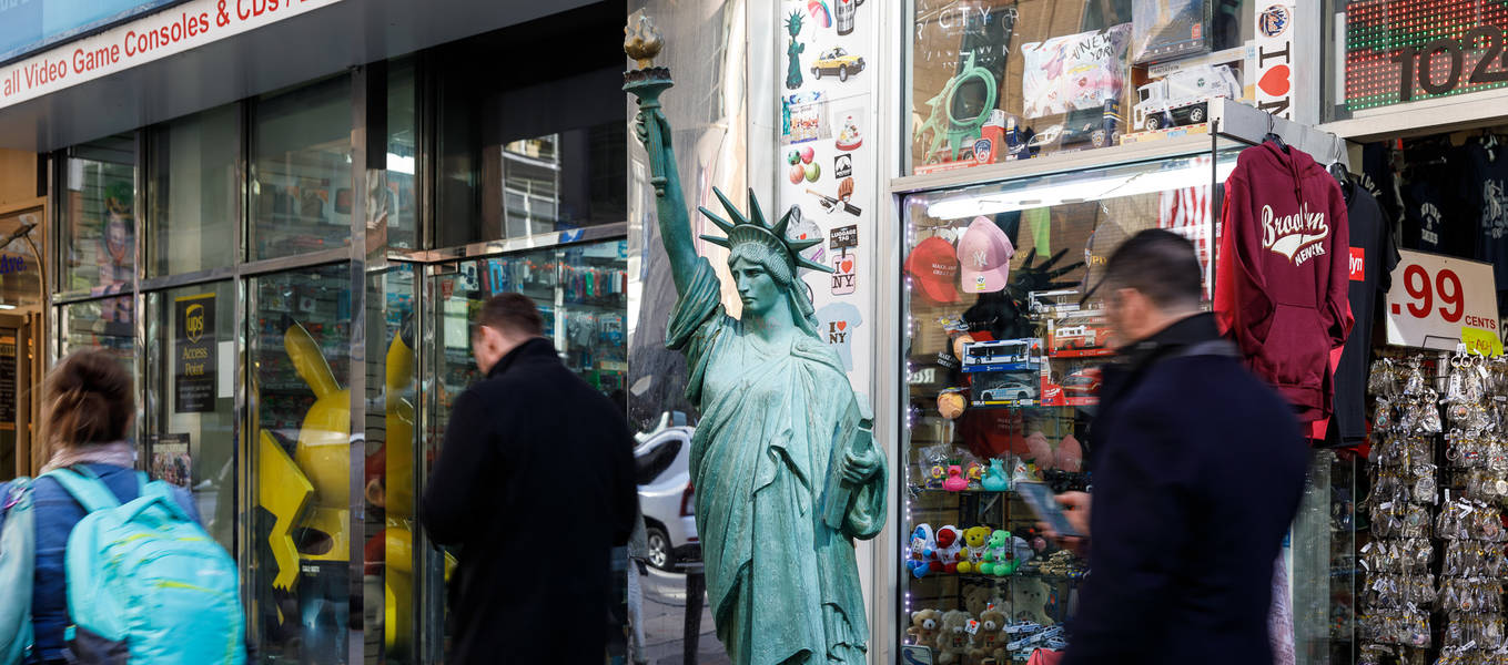 Person-sized replica of the statue of liberty on a New York city street