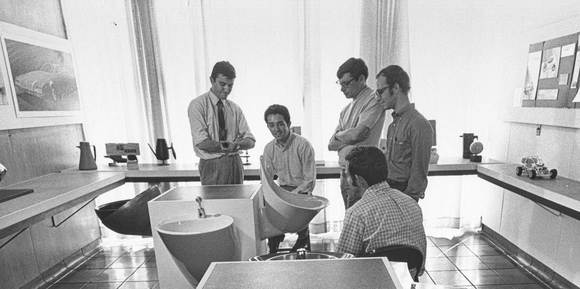 Charles Mauro (second from left) at ArtCenter during a sink project critique.