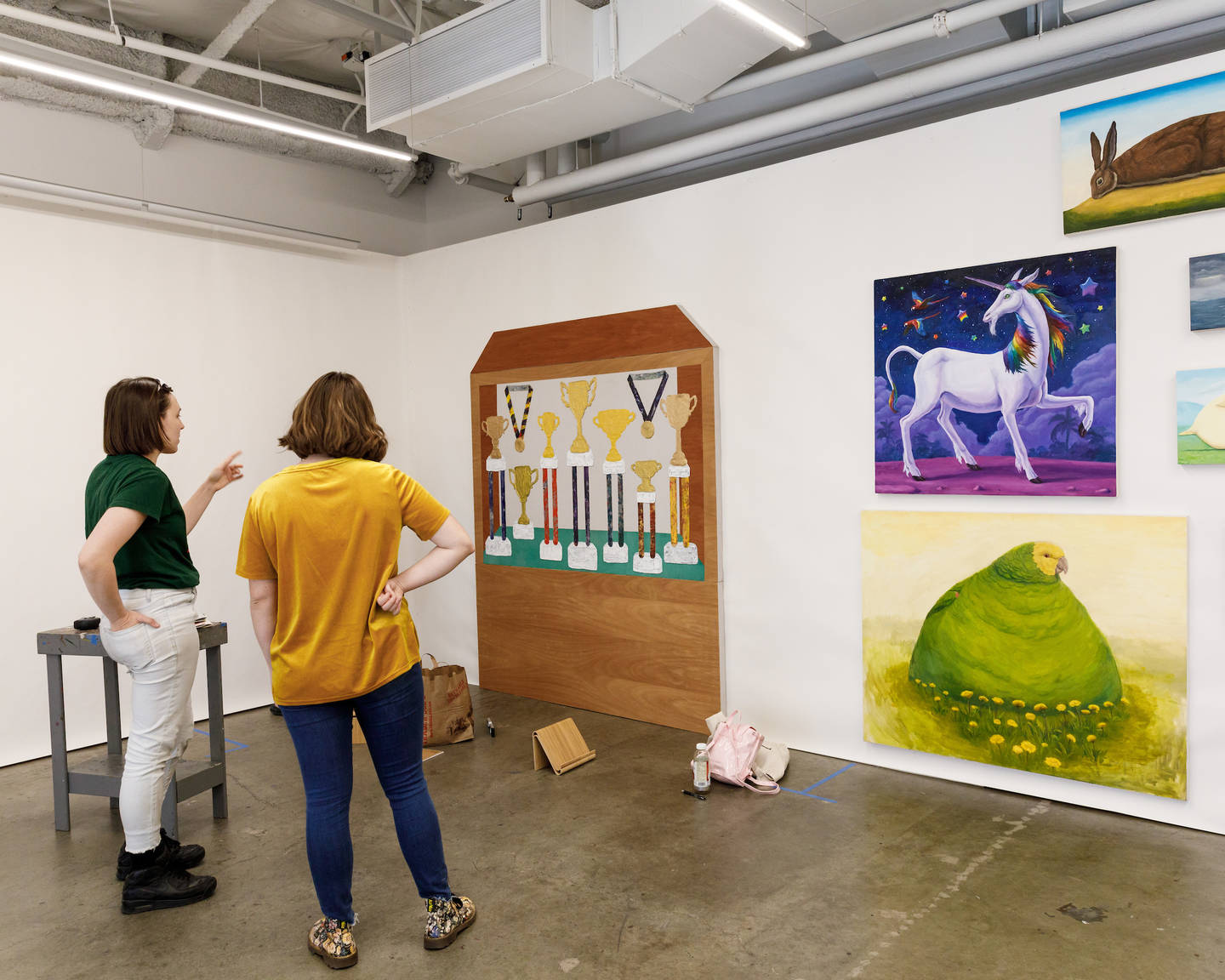 Students+setting+up+their+work+for+Grad+Show.