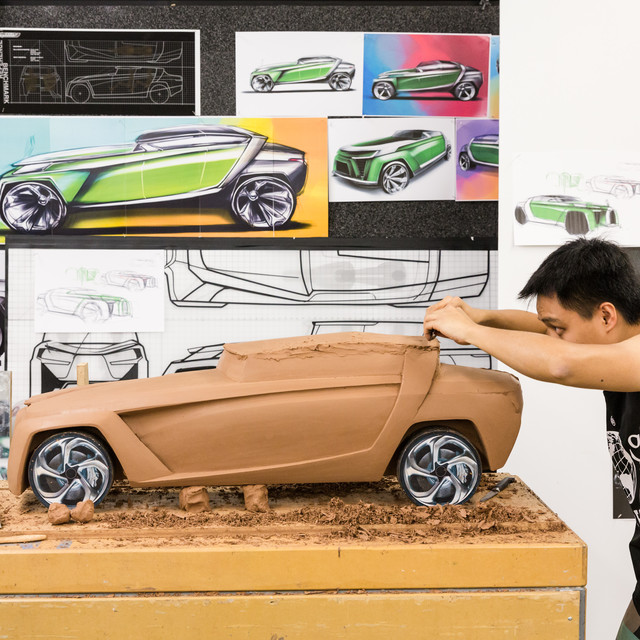 student carving model car