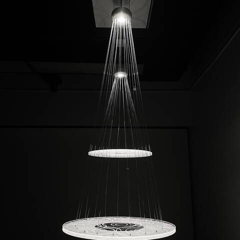 Pendant+lights+with+ethereal+qualities%2C+which+can+be+adjusted+in+height+to+create+dynamic+floating+scapes+above+a+dining+table