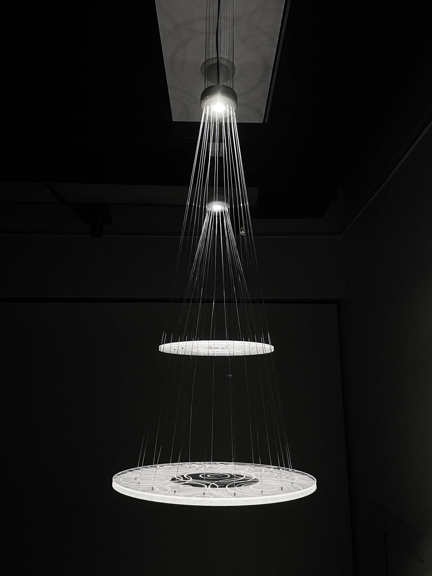 Pendant+lights+with+ethereal+qualities%2C+which+can+be+adjusted+in+height+to+create+dynamic+floating+scapes+above+a+dining+table