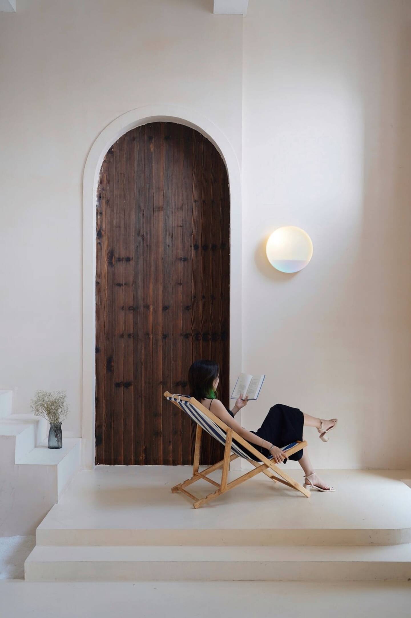 Revolve+wall+light+creates+a+sanctuary+inspired+by+the+rhythms+of+the+changing+sun
