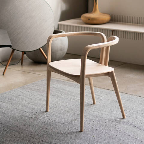 +%E7%A9%8F%E4%BE%BF+%28on%C2%B7bin%29+is+a+dining+chair+that+elevates+the+experience+of+sharing+a+meal.+The+goal+was+to+create+a+hand-crafted+chair+that+evokes+the+feeling+of+calmness+through+flowing%2C+controlled+curves.+The+sitting+experience+is+designed+around+how+a+patron+would+interact+with+the+chair+in+the+intimate+atmosphere+of+a+fine+dining+restaurant.