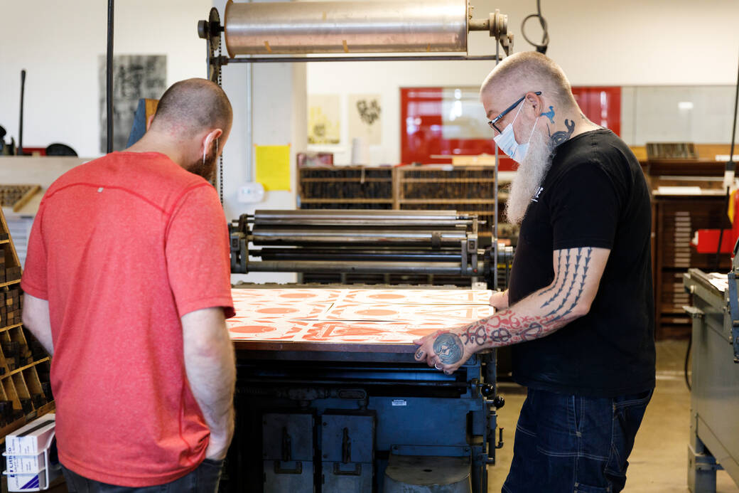 Aaron Smith teaching, 2021. Photo by Juan Posada.