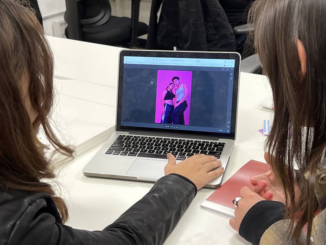 Las Fotos Project student Wendy Cubillo (left) and Photography and Imaging alum Rhombie Sandoval (right) during a portfolio review at Las Fotos Project in 2022 for a <i>Night to Network</i> event. Photo by Solvej Schou. 