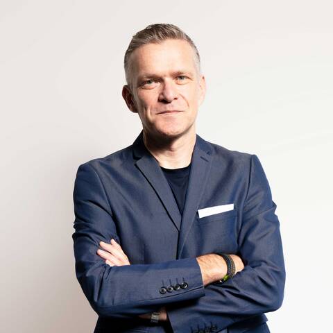 %3Cp%3EOriginally+from+Germany%2C+Thomas+Mueller+%28MFA+95+Communication+and+New+Media+Design%29+began+his+career+in+the+US+after+completing+a+MFA+in+Media+Design+at+the+Art+Center+College+of+Design%2C+and+spent+10+years+at+Razorfish+in+New+York+where+he+worked+as+Design+Director.+After+time+at+Havas%E2%80%99+Arnold%2C+Martha+Stewart%E2%80%99s+living+Omnimedia+as+Sr.+Creative+Director%2C+more+recently+he+acted+as+Chief+Experience+Officer+at+Siegel%2BGale+before+joining+Accenture+Interactive+as+General+Manager+of+Fjord+in+Europe.+%3C%2Fp%3E+%3Cp%3ENowadays+he+is+looking+after+design+as+Global+Lead%2C+Accenture+Design+with+a+mission+to+build+the+industry%E2%80%99s+leading+team+driving+meaningful+transformation+and+delivering+business+results+via+human+impact.%3C%2Fp%3E+%3Cp%3EIn+his+life+at+Accenture%2C+he+splits+his+time+between+three+main+pursuits.+Firstly%2C+creating+the+environment+necessary%2C+as+well+as+removing+obstacles%2C+in+order+for+design+teams+to+be+innovative+and+inspired.+Secondly%2C+managing+key+client+relationships%2C+and+building+up+a+a+global+design+network.+Thirdly%2C+working+on+new+business+development+including+speaking+at+events%2C+interacting+with+the+media%2C+and+helping+Accenture+leading+iconic+design+pitches.%3C%2Fp%3E+%3Cp%3EA+huge+fan+of+simplicity%2C+Thomas+loves+using+design+as+a+process+to+both+facilitate+people+and+ultimately+create+clarity+in+both+form+and+function.+He+believes+that+design+is+key+ingredient+in+modern+adaptive+strategy%2C+because+it+puts+people+first.+He+wants+to+give+people+something+to+smile+about%2C+and+make+the+world+a+better+place%2C+and+design+is+one+precious+approach+that+has+the+power+to+do+this.%3C%2Fp%3E