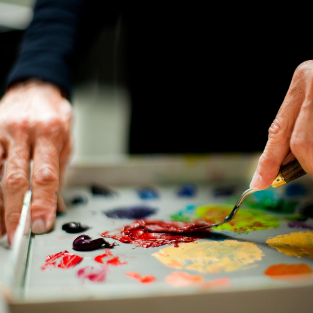 hands working with pain on a palette 